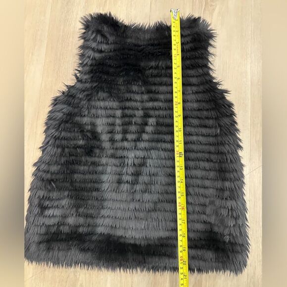 Girls black fur vest with zipper, size 9 - Picture 5 of 5